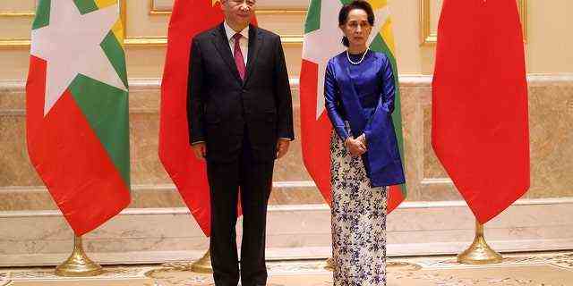 Myanmars Führerin Aung San Suu Kyi (rechts) und der chinesische Präsident Xi Jinping posieren während ihres Treffens im Präsidentenpalast in Naypyitaw, Myanmar, im Januar 2020 für die Medien. 