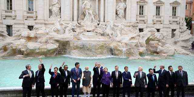 Die Staats- und Regierungschefs der G20 posieren vor dem Trevi-Brunnen während einer Veranstaltung zum G20-Gipfel in Rom am 31. Oktober 2021.