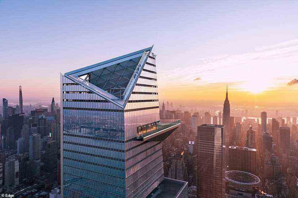 Edge erstreckt sich über 20 m vom hoch aufragenden Wolkenkratzer, der der sechsthöchste in Manhattan ist