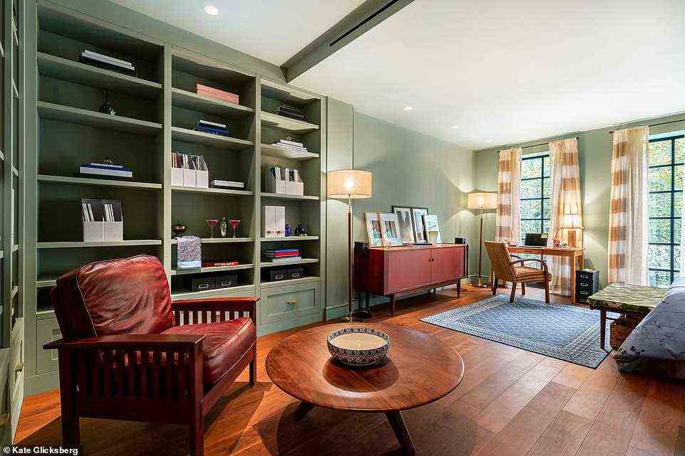 Abgebildet ist eine Nachbildung von Carries Wohnzimmer, entworfen von Parker, Airbnb und einem kleinen, in New York ansässigen Produktionsteam