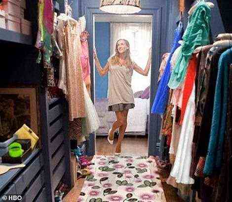 Abgebildet ist Carrie in der Originalserie, an der Tür ihres begehbaren Kleiderschranks