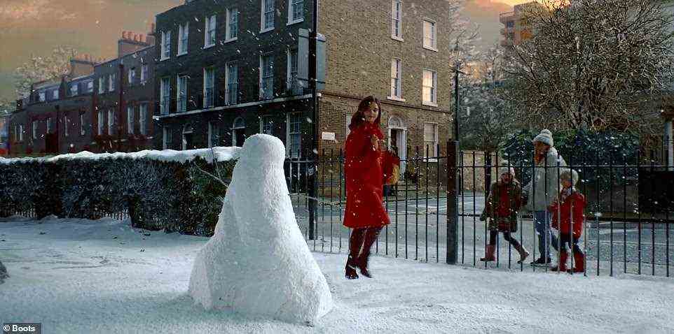 Joy schmückt auch eine Schneefrau mit Wimpern, während sie einen atemberaubenden roten Mantel trägt, bevor sie ihre Familie zu Weihnachten besucht (Bild)
