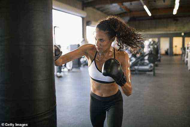 Boxen ist eine Form von Aerobic-Übungen, um Ihre Herzfrequenz zu erhöhen, und ist eine großartige Möglichkeit, um zu trainieren, wenn Sie wütend sind (stockfoto)