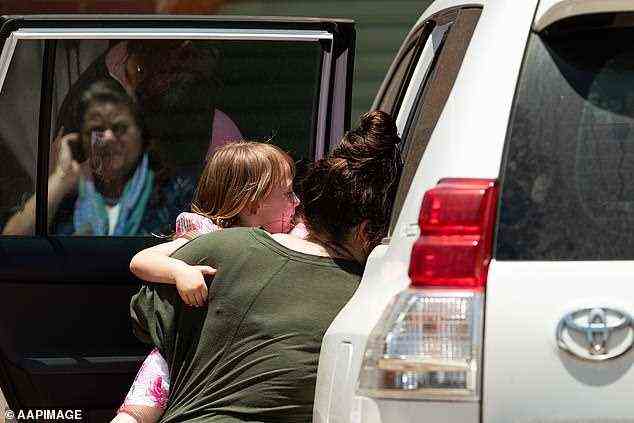 Die kleine Cleo steigt am Donnerstagnachmittag, einen Tag nach ihrer Rettung, mit ihrer Mutter Ellie ins Auto