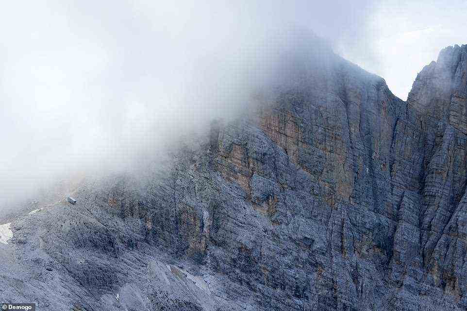 Die Schutzhütte liegt südöstlich des höchsten Gipfels der Marmarole, dem 2.932 m hohen Cimon del Froppa