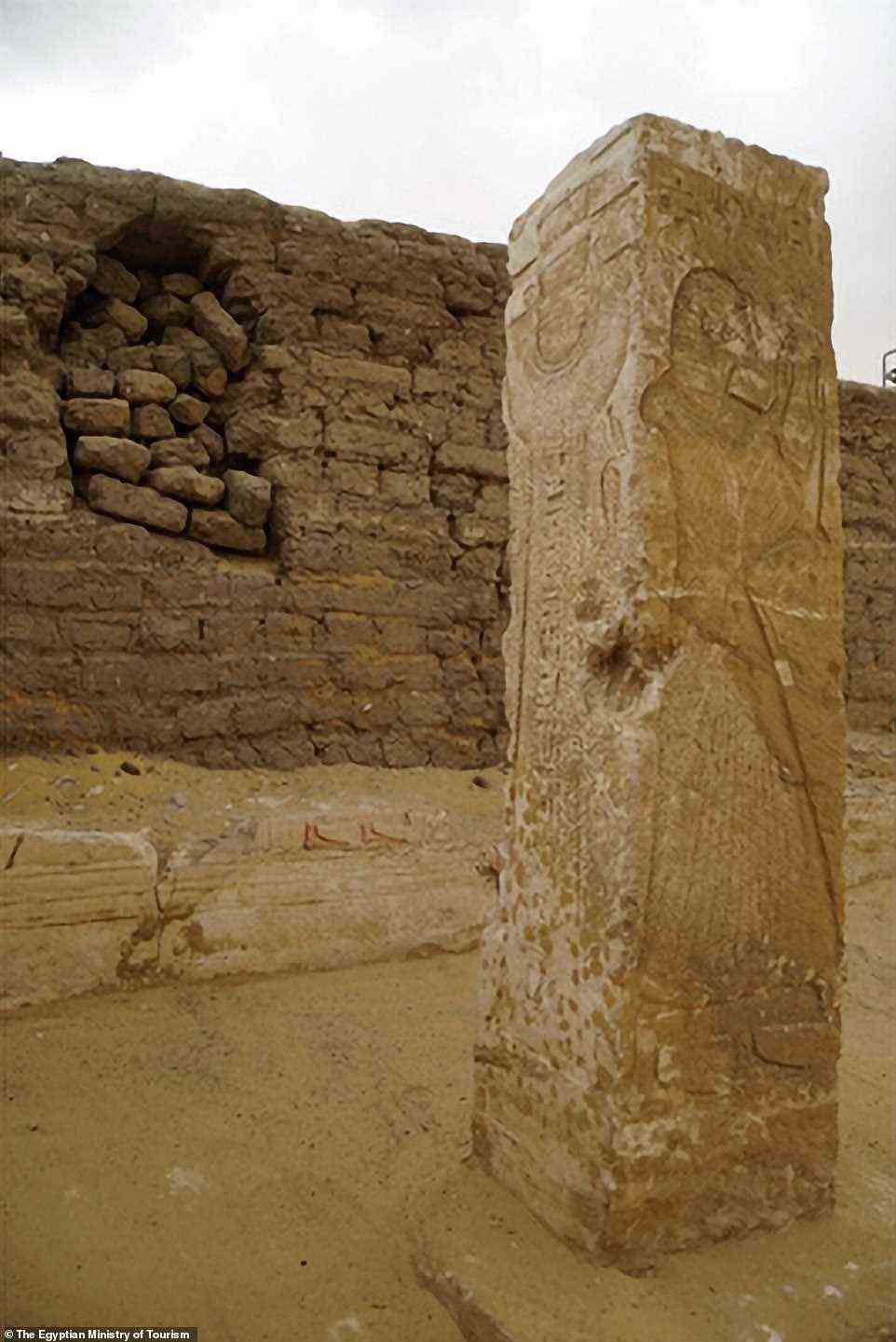 Tief im Sand vergraben wurden zahlreiche gravierte Steinblöcke gefunden, ebenso wie Säulen in der Form von Osiris, dem ägyptischen Totengott (oben)