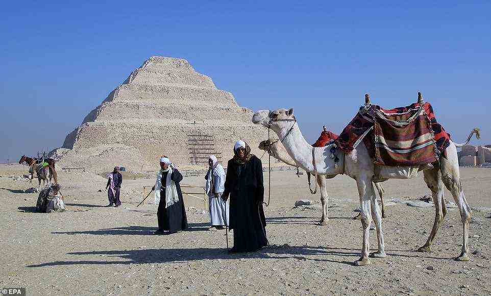 Saqqara enthält andere Begräbniswunder, darunter das 4.700 Jahre alte Stufengrab von Djoser (oben), die älteste bekannte Pyramide in Ägypten