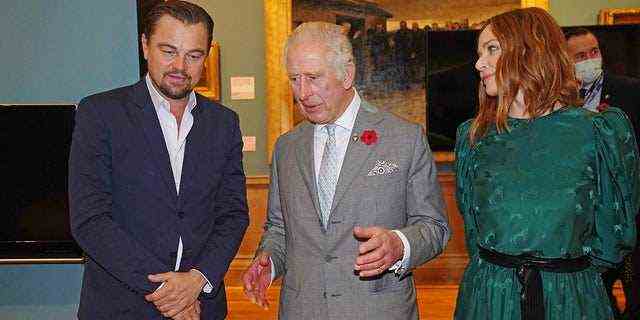 Prinz Charles, Prinz von Wales, spricht mit Leonardo DiCaprio, als er eine Modeinstallation der Designerin Stella McCartney in der Kelvingrove Art Gallery and Museum während des Cop26-Gipfels auf dem Scottish Event Campus (SEC) am 3. November 2021 in Glasgow sieht .  (Foto von Owen Humphreys-WPA Pool/Getty Images)