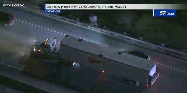 Berichten zufolge führte ein Fahrer eines mutmaßlich gestohlenen 18-Wheels die Polizei am Mittwochabend bei einer langsamen, stundenlangen Verfolgung durch die Gegend von Los Angeles. 