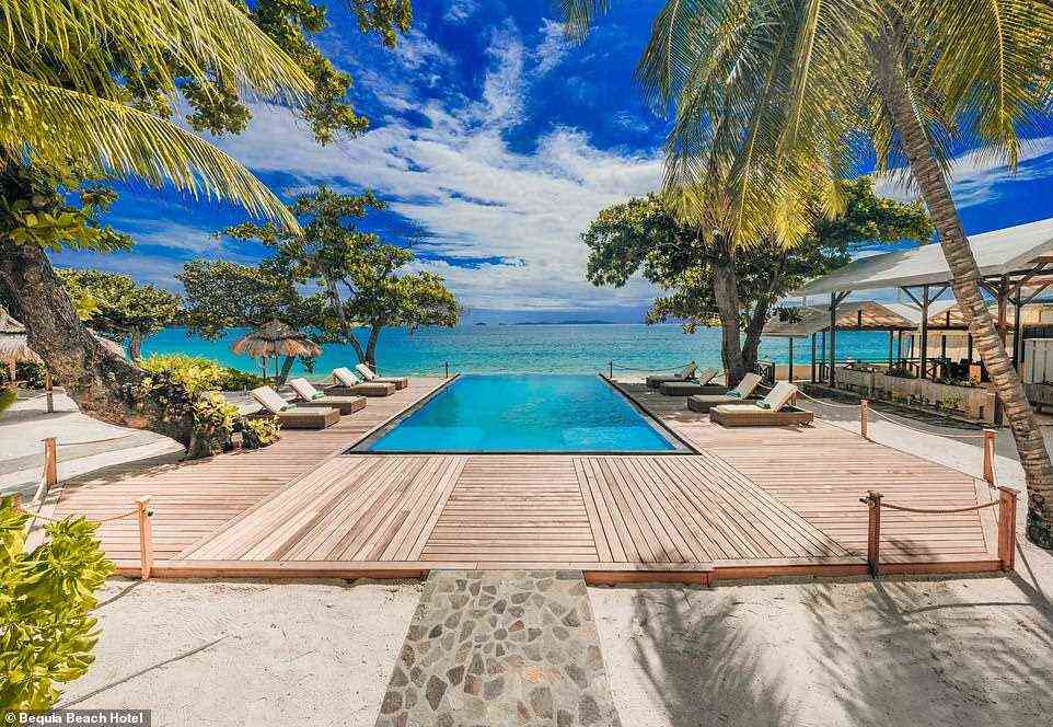 Oben abgebildet ist der neue Salzwasserpool mit Blick auf den Strand des Bequia Beach Hotels auf St. Vincent und die Grenadinen