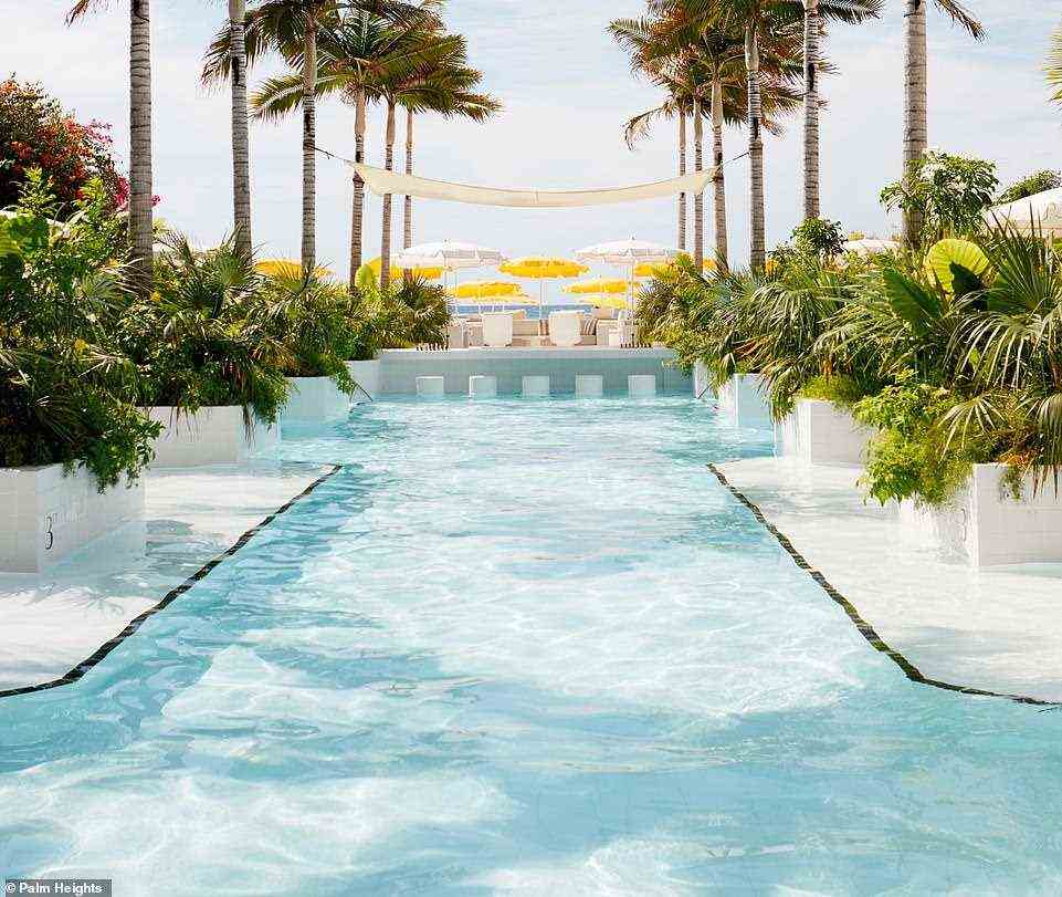 Der abgebildete Pool in Palm Heights verfügt über eine Swim-up-Poolbar, die ihm ein angenehmes Bond-Feeling aus der Roger-Moore-Ära der 1970er Jahre verleiht
