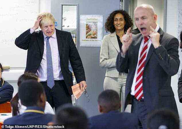 Boris Johnson besucht 2015 die Michaela Community School in Wembley, London, während Kinder an einem Geschichtsunterricht teilnehmen