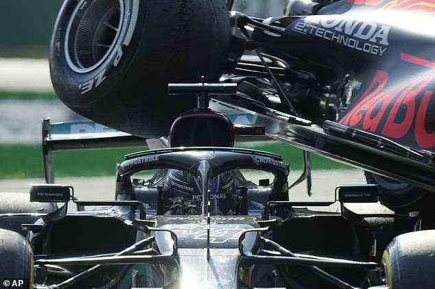 Das Heck von Verstappens Red Bull kam nach der Kollision nur wenige Zentimeter von Hamiltons Kopf entfernt