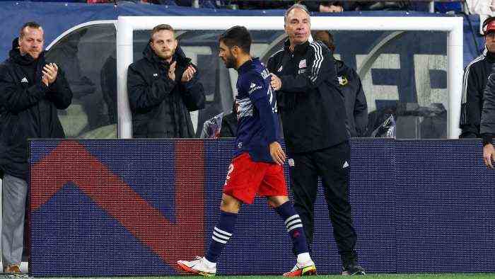 New England Revolution Manager Bruce Arena und Star Carles Gil