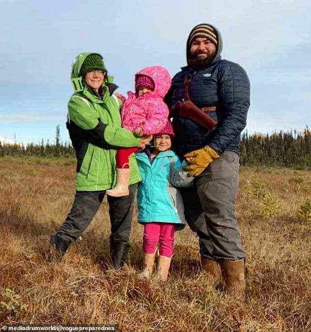 Den Umzug machen!  Im Jahr 2020 zogen sie und ihr Ehemann Josh sowie ihre beiden Kinder nach Alaska, um netzunabhängig und autark zu leben