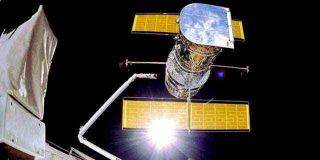 Das Hubble-Weltraumteleskop wird am 25. April 1990 von der Raumfähre Discovery aus eingesetzt. 