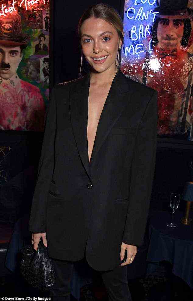 Auch Model Heloise Agostinelli – berühmt für einen Auftritt in der Reality-TV-Show Made in Chelsea – nahm an der Party in einem schwarzen Anzug mit einem Blazer mit gewagtem tiefem Ausschnitt teil