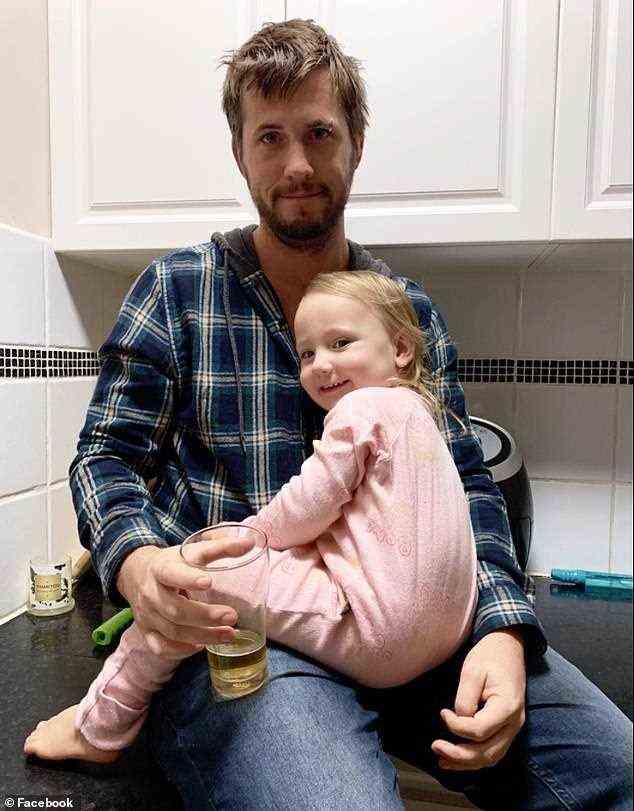 Eine sichere und glückliche Cleo Smith kuschelt zu Hause mit ihrem Stiefvater Jake Gliddon