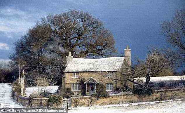 Häuser, die dem hübschen Cottage in Surrey ähneln, das Cameron Diaz' ​​gemütliches Landloch im Film The Holiday (im Bild) aus dem Jahr 2006 inspirierte, können Sie mehr als eine Million zurückwerfen