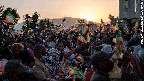Eine Menschenmenge schwenkt äthiopische Fahnen während einer von der Stadtverwaltung organisierten Gedenkfeier für die Opfer des Tigray-Konflikts am 3. November in Addis Abeba.