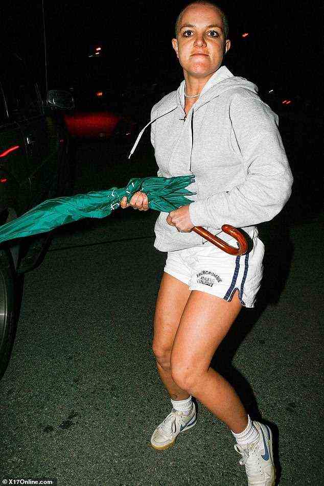 Schwere Zeiten: Im Jahr 2007 rasierte sich Britney einen Tag, nachdem sie eine Reha-Einrichtung in Antigua verlassen hatte, in einem Friseursalon in Tarzana, einem Vorort von Los Angeles, berüchtigt den Kopf.  Britney trat später wieder in die Behandlung ein