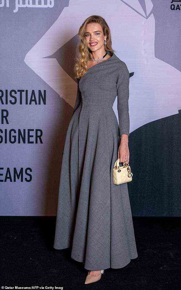 Elegant: Ebenfalls anwesend war Natalia Vodianova, die in einem grauen Kleid in A-Linie klassischen Hollywood-Glamour ausstrahlte