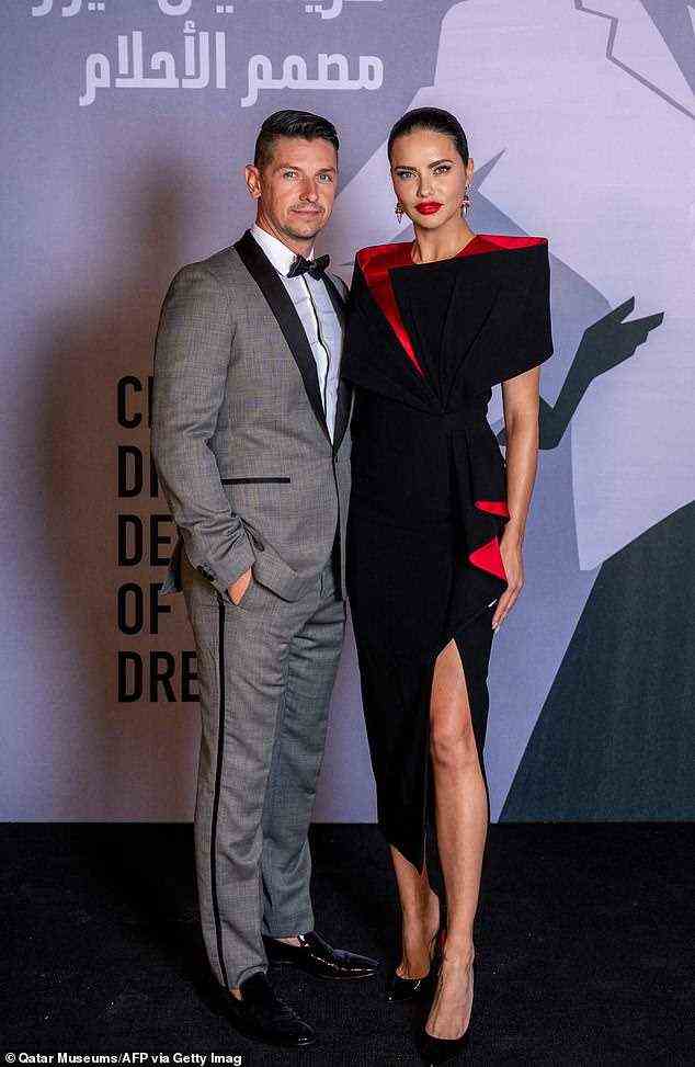 Paarziele: Die brasilianische Schönheit zeigte im Kleid mit Oberschenkelschlitz eine langbeinige Darstellung, als sie neben ihrem Freund Andre Lemmers posierte, der sich für einen eleganten grauen Anzug entschied