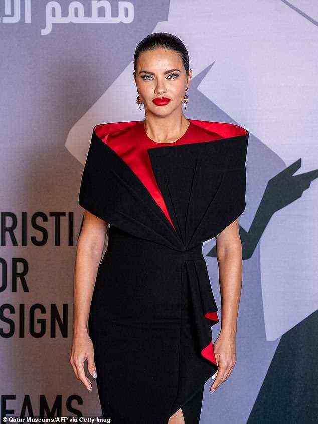 Wow: Adriana sah phänomenal aus, als sie in dem zweifarbigen Kleid mit einem raffiniert strukturierten Schulterdesign posierte