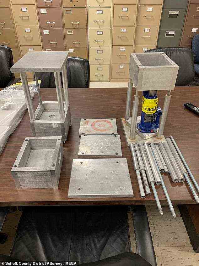 Behörden fotografierten Drogenutensilien, darunter Metallrohre und hohle Kisten