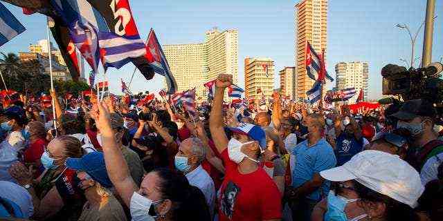 Sechs Tage nach dem Aufstand der regierungsfeindlichen Demonstranten auf der ganzen Insel in Havanna, Kuba, am Samstag, den 17. Juli 2021, nehmen die Menschen an einer kulturpolitischen Veranstaltung auf der Malecon Avenue am Meer teil, mit Tausenden von Menschen, um die kubanische Revolution zu unterstützen (AP Foto / Ismael Francisco)
