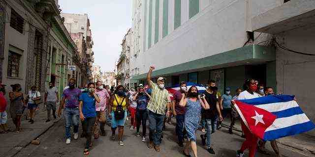 Unterstützer der Regierung marschieren in Havanna, Kuba, Sonntag, 11. Juli 2021. (AP Photo/Ismael Francisco)