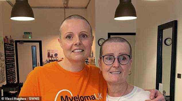 Alison McDonald und ihre Tochter Vicci Hughes, die sich aus Solidarität mit ihrer Mutter den Kopf rasiert hat
