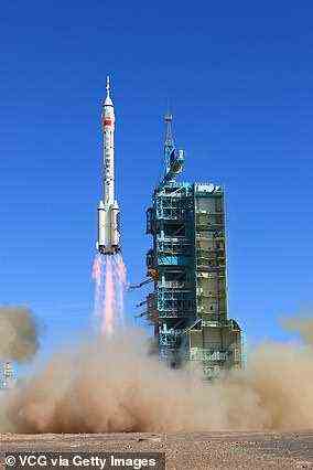 Die Raumsonde Shenzhou-12 wird am 17. Juni 2021 vom Jiuquan Satellite Launch Center in Jiuquan in der chinesischen Provinz Gansu mit der Rakete Long March-2F zur chinesischen Raumstation Tiangong gestartet
