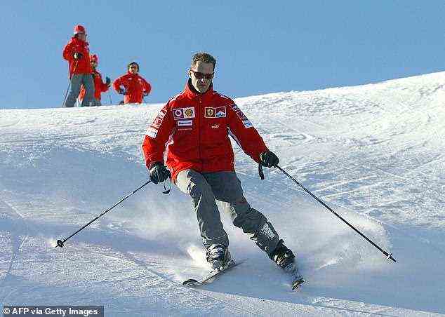 Schumacher (im Bild 2005 beim Skifahren in Italien) kollidierte 2013 beim Skifahren in Meribel mit einem Felsen und erlitt eine katastrophale Hirnverletzung, die ihn sechs Monate lang in ein medizinisch bedingtes Koma zurückließ