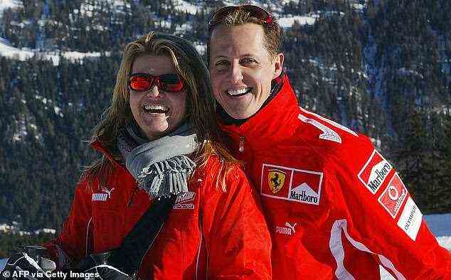 Schumachers Frau Corinna, 52, (mit Michael in Italien im Jahr 2005 abgebildet) brach kürzlich ihr achtjähriges Schweigen über den Zustand der Formel-1-Ikone und gab zu: 