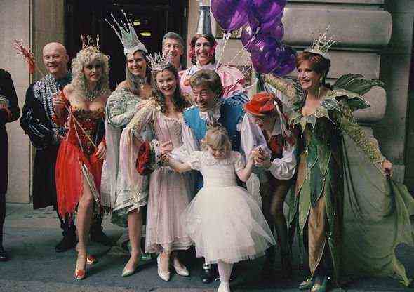 Lionel Blair mit Pantomimenbesetzung im Jahr 1995