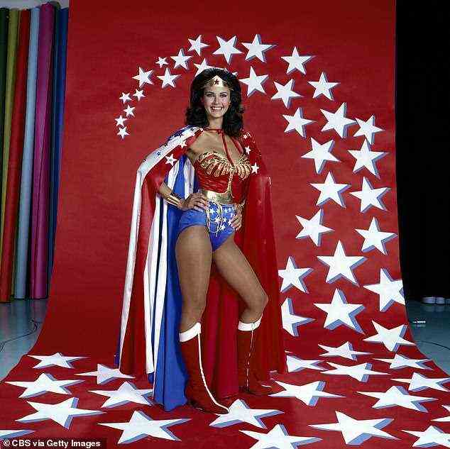Das Original: Carter ist am besten dafür bekannt, die DC Comics-Superheldin Diana Prince in der TV-Serie zu verkörpern, die von 1975 bis 1979 sowohl auf ABC als auch auf CBS ausgestrahlt wurde;  abgebildet in The New Adventures of Wonder Woman 1977