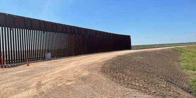 Die Grenzmauer aus der Trump-Ära bleibt unvollendet, nachdem die Biden-Regierung sie gestoppt hat.  (Fox News)