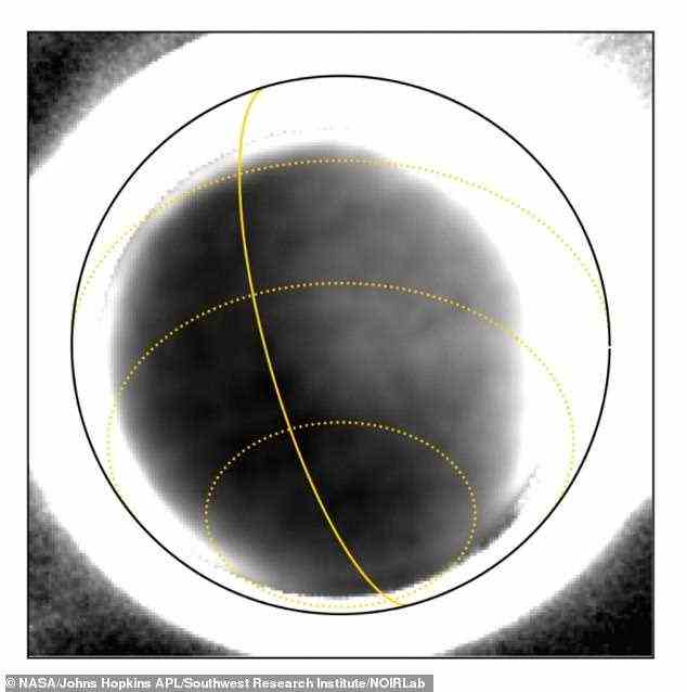 Ein Karten-Overlay zeigt die physische Ausdehnung von Pluto (schwarzer Kreis) und die Grenze von Charons Beleuchtung (durchgezogene, vertikale goldene Linie), als New Horizons die Bilder aufgenommen hat.  Die gepunkteten goldenen Linien stellen die Breitengrade dar, mit Plutos Südpol am unteren Rand.  Der extrem hohe Kontrast in den Bildern macht einen großen, auffällig hellen Bereich auf halbem Weg zwischen Plutos Südpol und seinem Äquator (dritte gestrichelte Linie von unten) sichtbar.  Das Team vermutet, dass es sich um eine Ablagerung von Stickstoff- oder Methaneis handeln könnte, ähnlich wie Plutos eisiges „Herz“ auf der gegenüberliegenden Seite.  Der dunkle Halbmond im Westen (links) ist der Ort, an dem weder Sonnenlicht noch Charon-Licht fiel