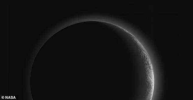 Ein unvollständiges Bild von Plutos Halbmond.  Obwohl Plutos dunstige Atmosphäre als brillanter Lichtring auffiel, war die dunkle Seite selbst natürlich verborgen