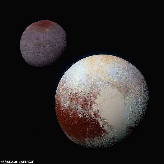 Plutos eisbedecktes „Herz“ ist auf diesem Falschfarbenbild der NASA-Raumsonde New Horizons deutlich zu sehen.  Der linke, grob ovale Lappen auf Plutos Oberfläche ist das Becken, das informell Sputnik Planitia genannt wird.  Plutos größter Mond, Charon, erscheint oben links