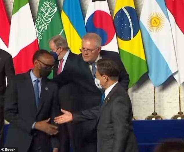 Scott Morrison wurde von den Staats- und Regierungschefs der Welt hängen gelassen, nachdem er beim G20-Gipfel Schwierigkeiten hatte, ihnen die Hände zu schütteln (im Bild Scott Morrison mit dem ruandischen Präsidenten Paul Kagame und dem südkoreanischen Präsidenten Moon Jae-In).