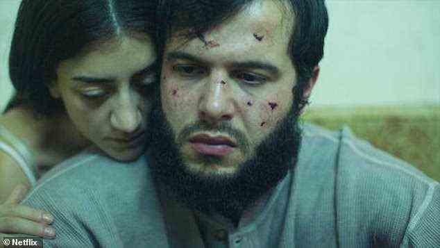 Im nordischen Thriller Caliphate treffen die Zuschauer Pervin (Gizem Erdogan), eine junge Frau, die verzweifelt nach Schweden zurückkehren möchte, nachdem sie nach Raqqa gereist ist, wo sie mit ihrem Ehemann Husam (Amed Bozan) lebt.