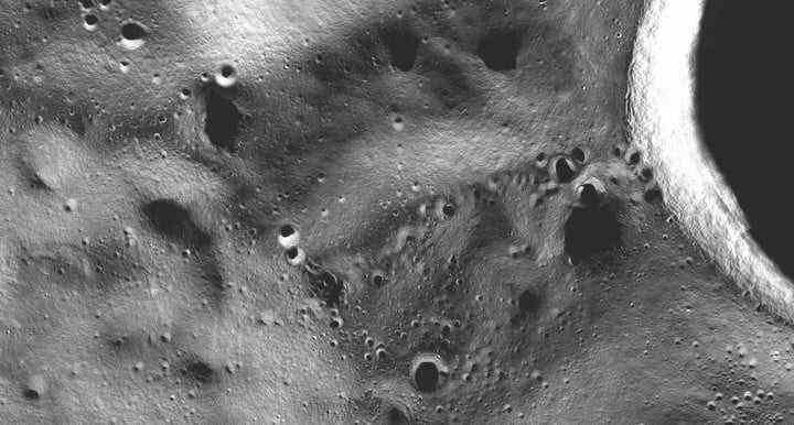 Eine Datenvisualisierung, die das Gebiet in der Nähe des Mondsüdpols auf einem Bergrücken nicht weit von Shackleton zeigt, der als Landeplatz für den Nova-C-Lander von Intuitive Machines ausgewählt wurde.