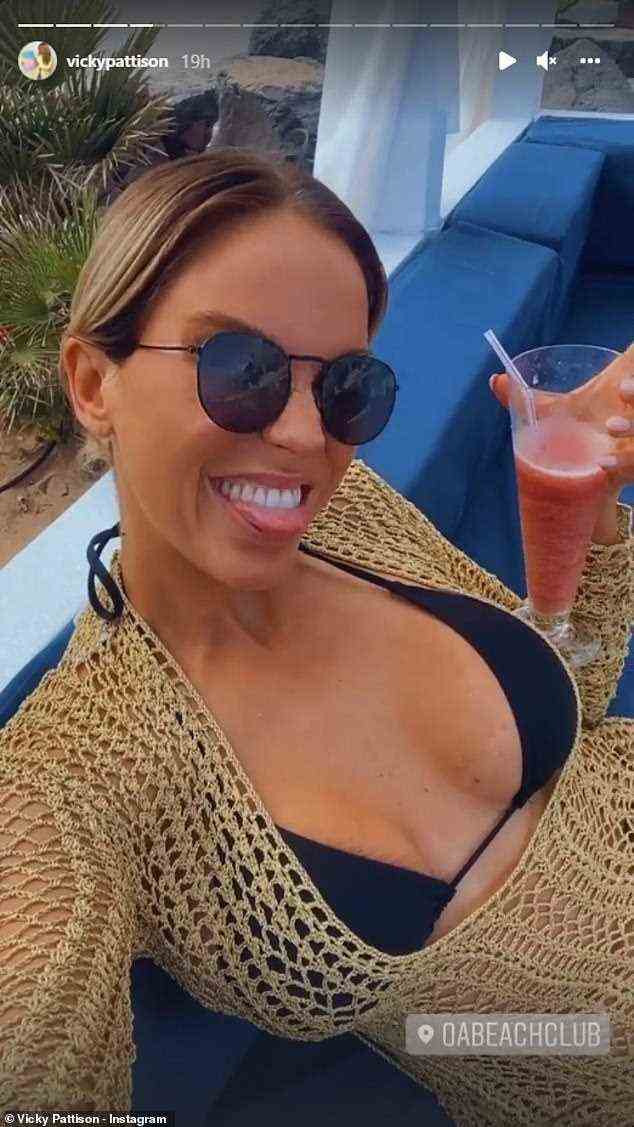 Ausleben: Am Sonntag nutzte Vicky ihre Instagram-Story, um ein Selfie aus dem OA Beach Club zu teilen, wo sie einen Cocktail genoss, während sie in Bikini und Kaftan posierte
