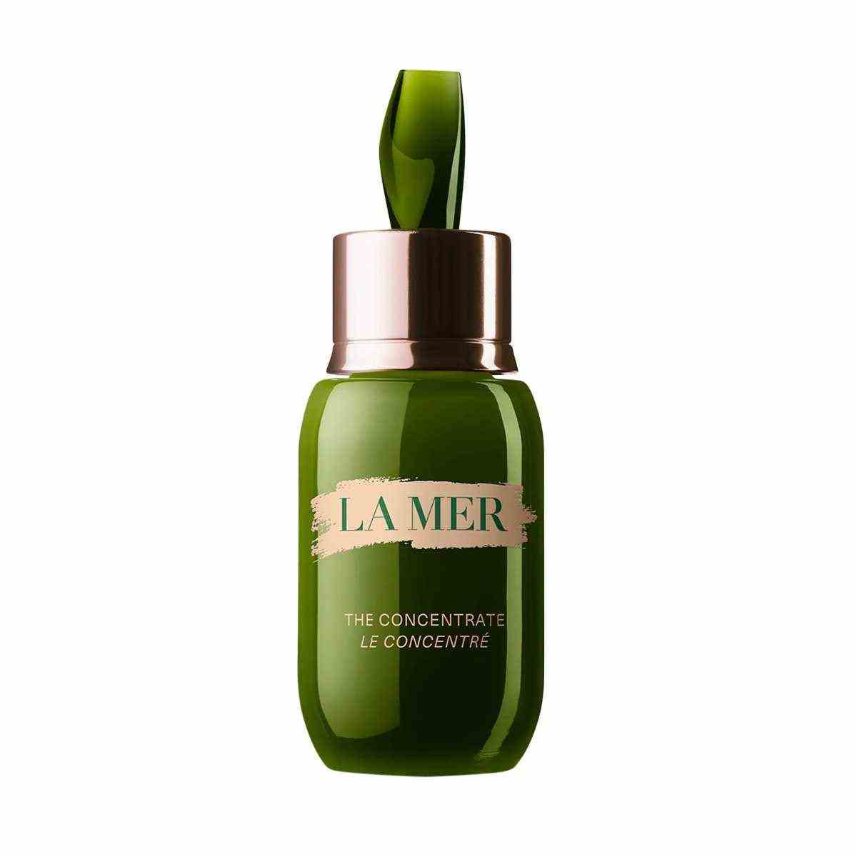 Eine grüne Flasche La Mer The Concentrate Serum auf weißem Hintergrund