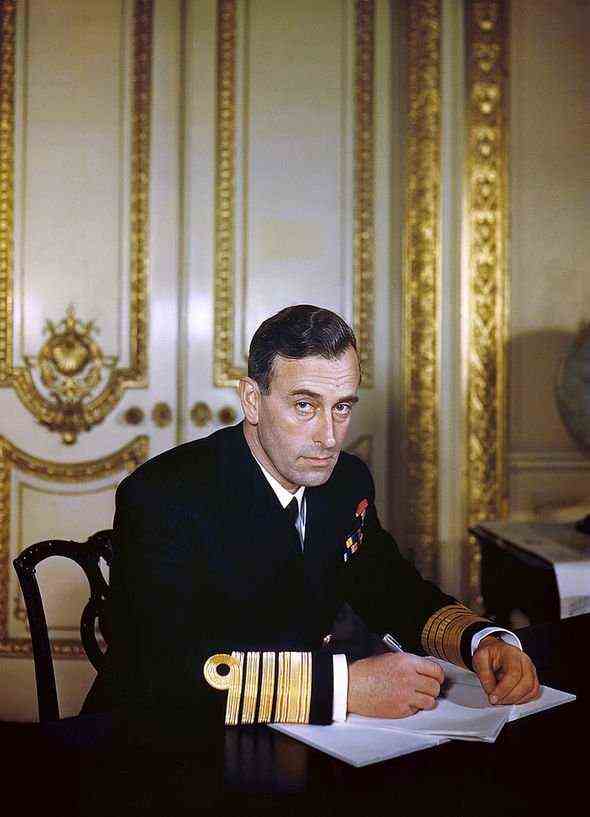 Admiral Lord Louis Mountbatten saß am Schreibtisch