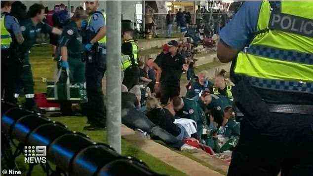 Das Chaos auf der Rennstrecke am 12. Dezember in Perth nach der Hinrichtung von Nick Martin ist abgebildet