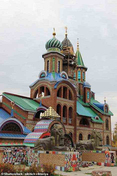 Der verstorbene russische Künstler Ildar Khanov begann 1994 mit dem Bau des Tempels und holte sich die Hilfe von Freiwilligen, um den Bau durchzuführen