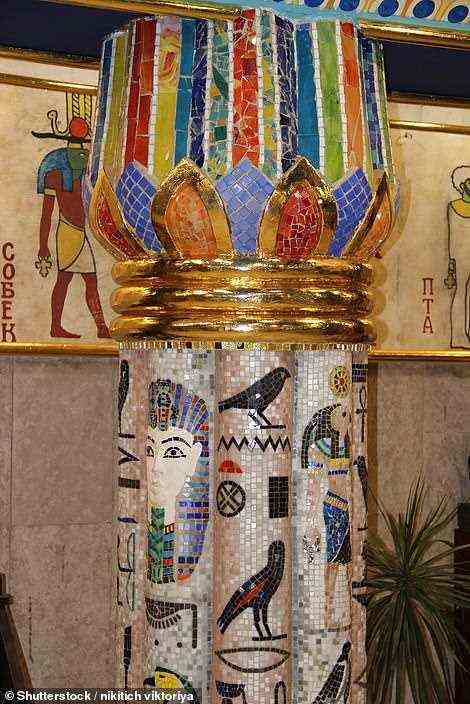Oben abgebildet ist eine mit einem Mosaik ägyptischer Symbole verzierte Säule im Inneren des Tempels